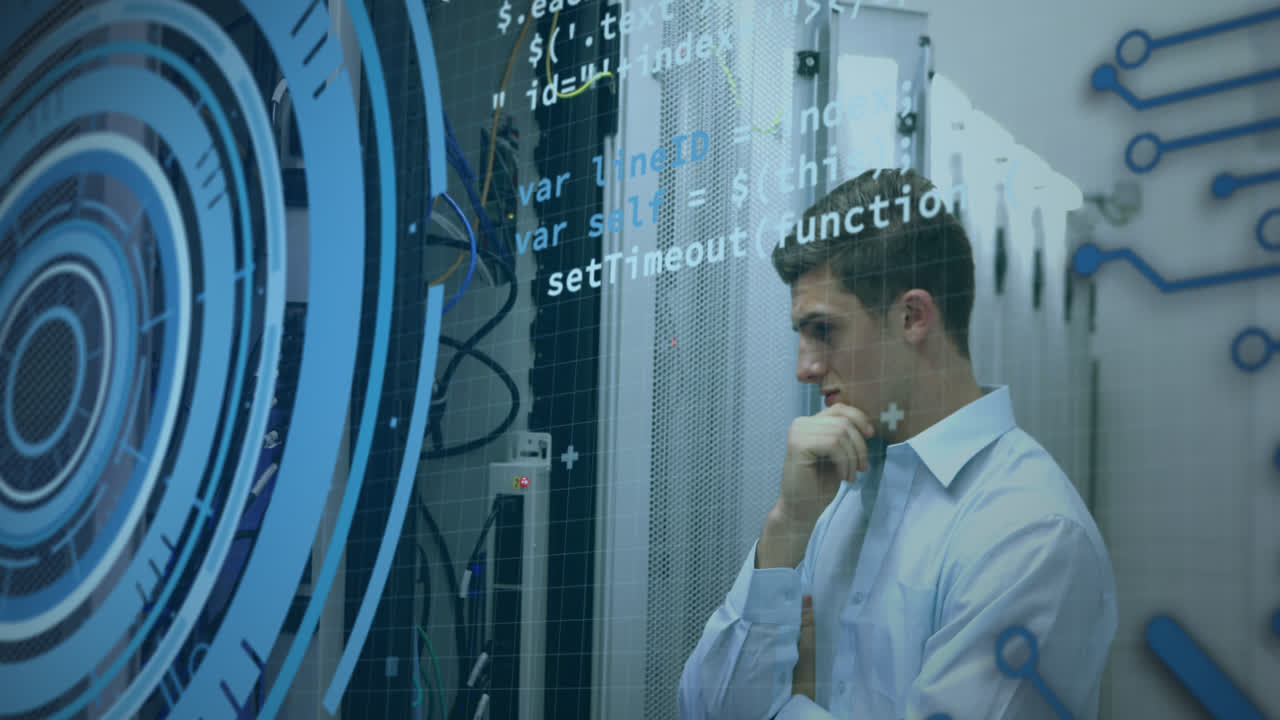 animación de círculos, lenguaje informático, ingeniero caucásico pensativo mirando el servidor de datos