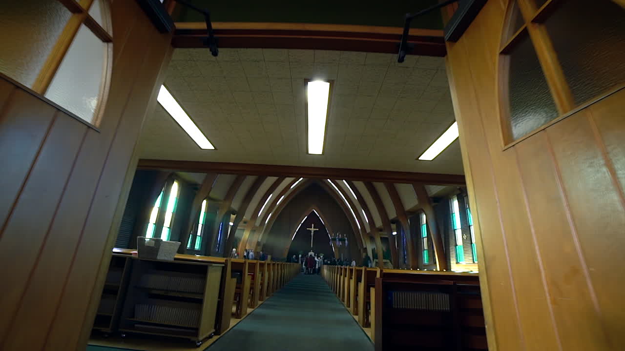 교회 십자가에 미끄러지는 것이 초점입니다.