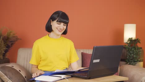 la mujer que examina los archivos aprueba los archivos con su cabeza.