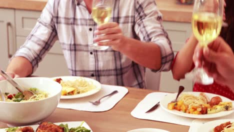 amigo feliz almorzando y bebiendo vino