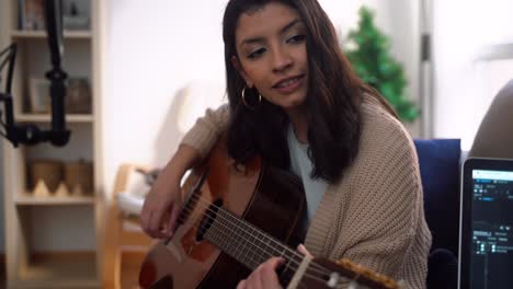 pareja grabando una canción en casa