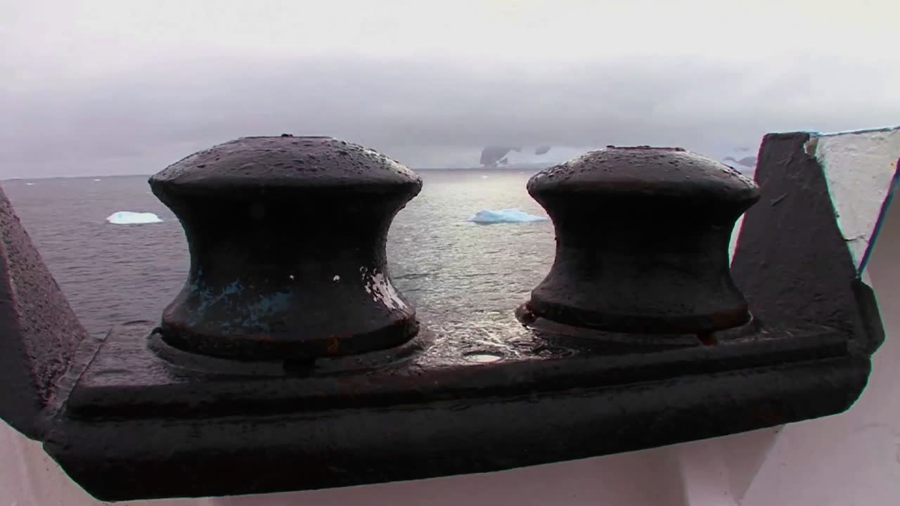 빙산이 보이는 아래 바다를 보기 위해 타이 바를 통해 보는 예술적 샷