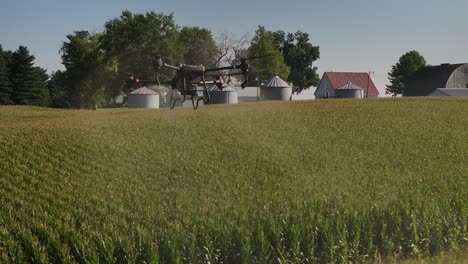 AG-Drohne-Versprüht-Im-Sommer-Chemikalien-Auf-Einem-Maisfeld-In-Iowa