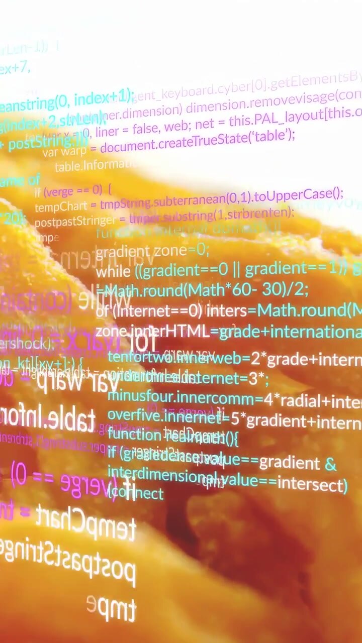 Video verticale: Strisce fritte, sovrapposizione di codice che appare dal terzo, scorre sull'impasto, mostrando tecnologia.