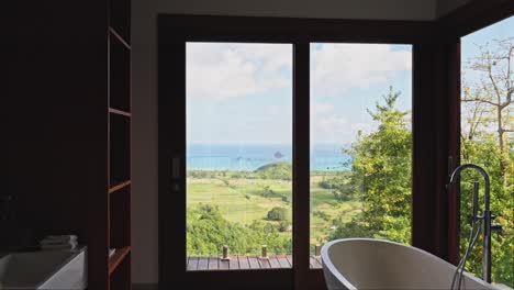 Baño-De-Alta-Gama-Con-Muebles-De-Lujo-Con-Vistas-A-Las-Montañas-Y-Al-Mar-En-El-Exterior