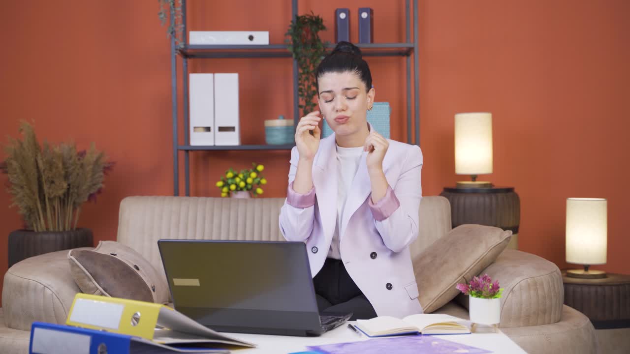 trabajadora de oficina en casa mujer joven pensando preocupada.