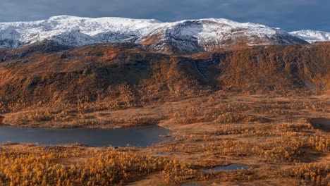 hermoso día de otoño en el valle de svandalen en la isla senja