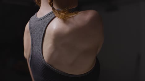 fotografía de estudio de cerca que muestra a una mujer madura con ropa de gimnasia haciendo ejercicios de estiramiento 3
