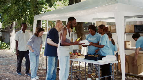 Lebensmittelspenden-Für-Bedürftige