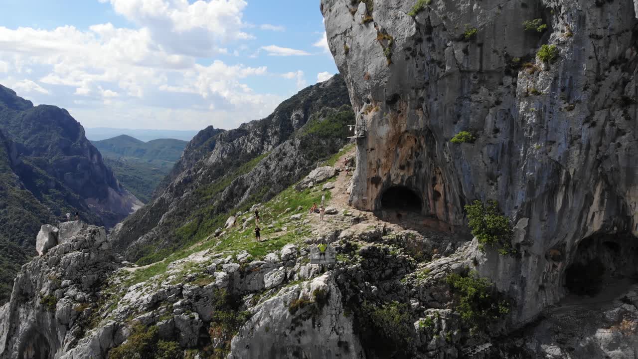 antena alejándose de los turistas en el mirador del lago bovilla en un día soleado