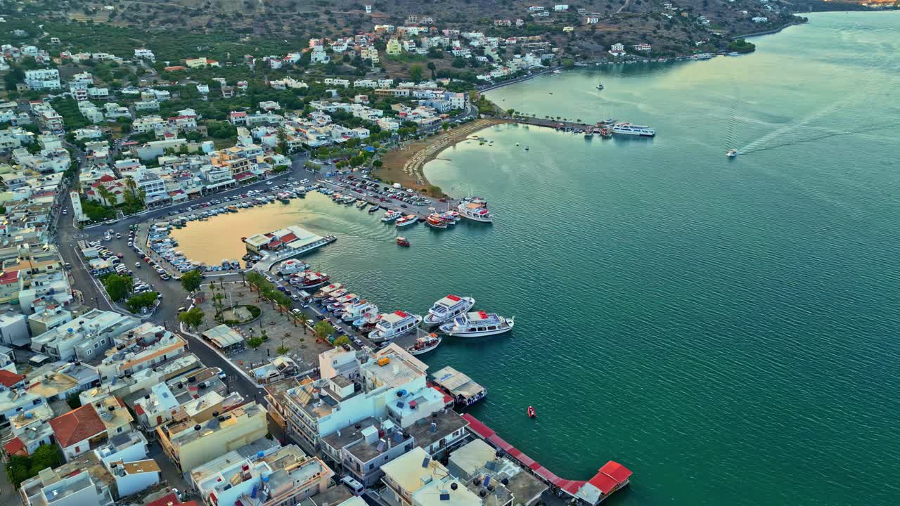 Vista aérea de la ciudad portuaria de Elounda y barcos en Creta, Grecia, al atardecer