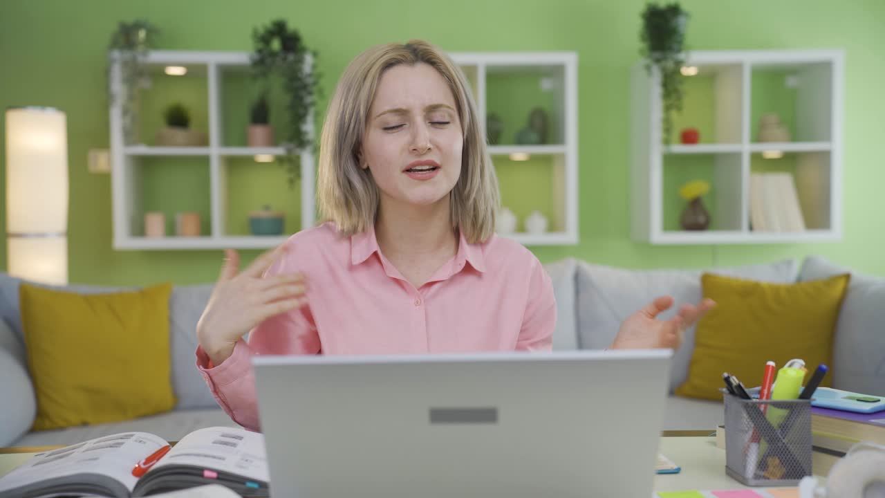 una estudiante universitaria rápida y muy habladora.