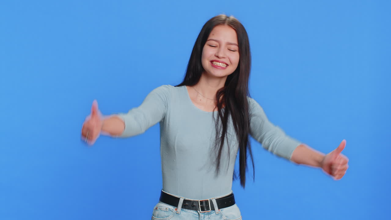 젊은 여성 은 엄지 손가락 을 들고 동의 하거나 긍정적 인 대답 을 하고 광고 를 추천 한다