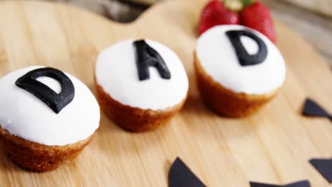 Cupcakes-Mit-Text-Papa-Auf-Holzbrett