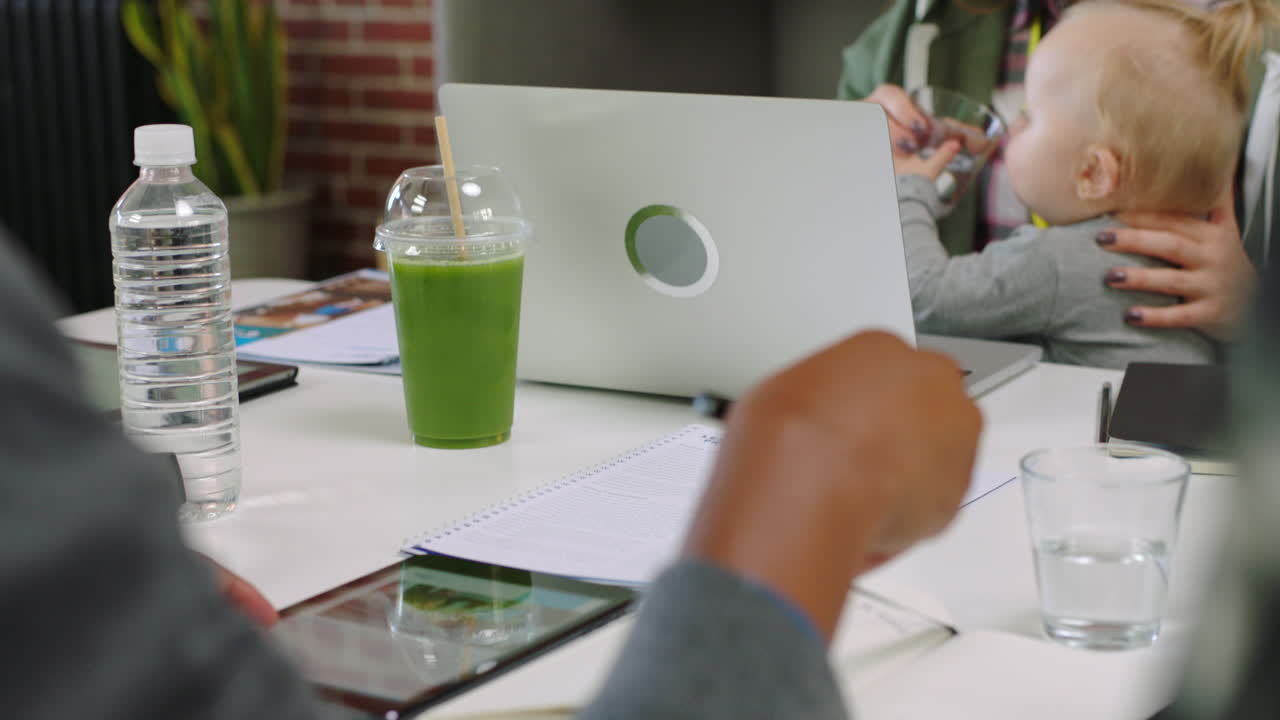 мать на бизнес-встрече со своим ребенком