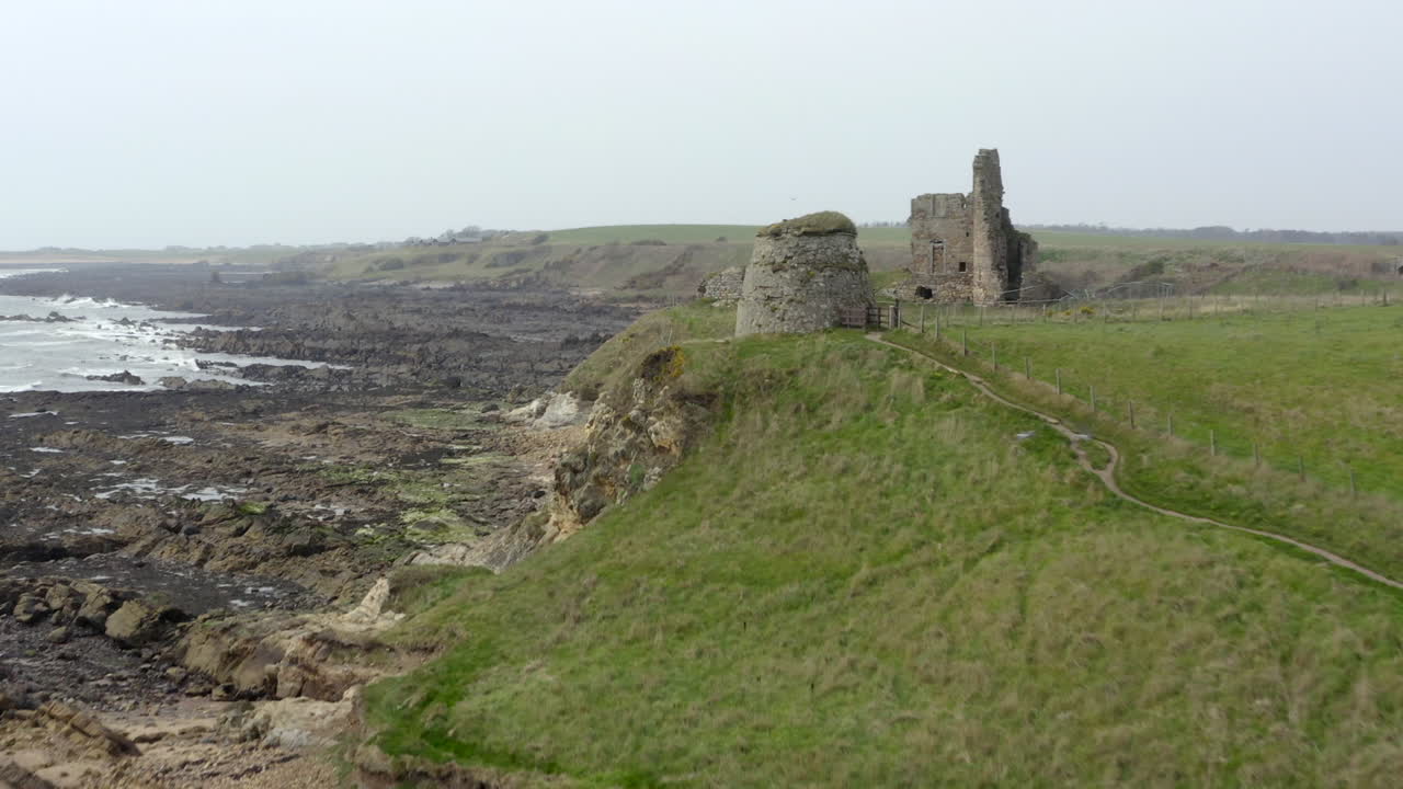 una vista aérea del castillo de newark en el camino costero de fife, escocia