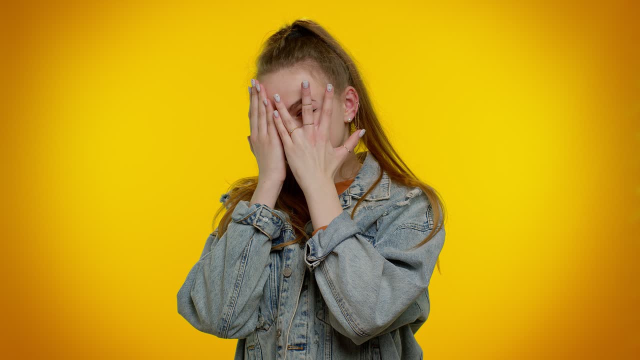 호기심 많은 소녀는 손으로 눈을 감고 손가락을 통해 스파이, 숨기고 어보고, 찾고