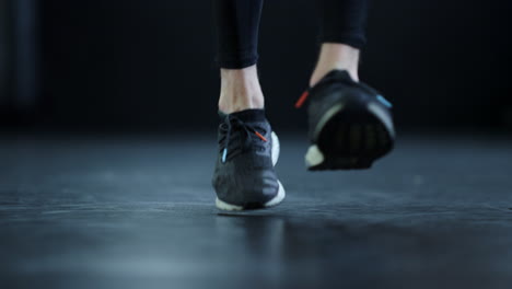 Boxeador-Cambiando-Piernas-En-Salto-En-El-Gimnasio.-Luchador-Desconocido-Entrenando-Con-Cuerda