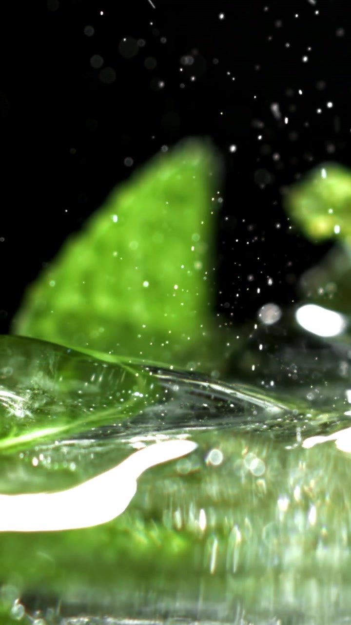 Ripresa Macro della Superficie dell'Acqua Scintillante con Bolle e Foglia Verde