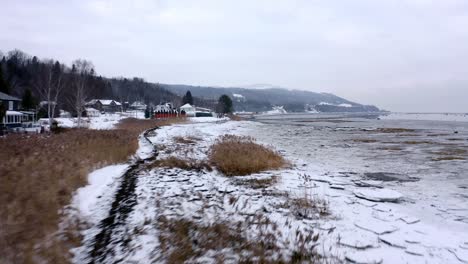 Drone-Volando-Sobre-El-Río-Congelado-En-Invierno-En-Charlevoix