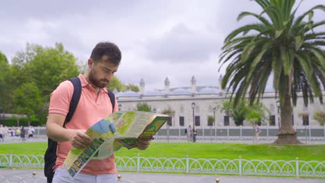 el turista mira el mapa de papel.