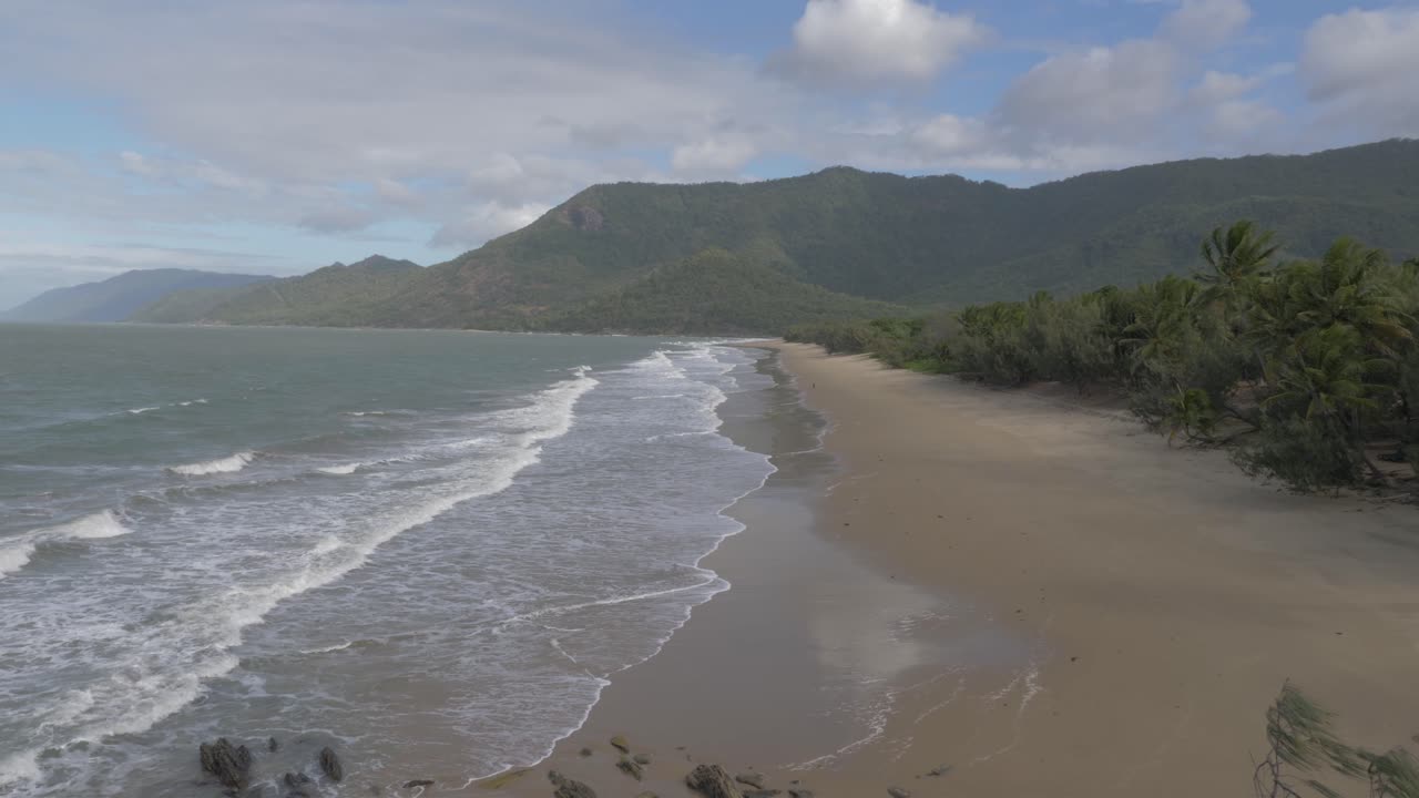 panorama de la reserva natural de thala beach con la larga extensión de arena y bosques verdes en oak beach, north qld, australia