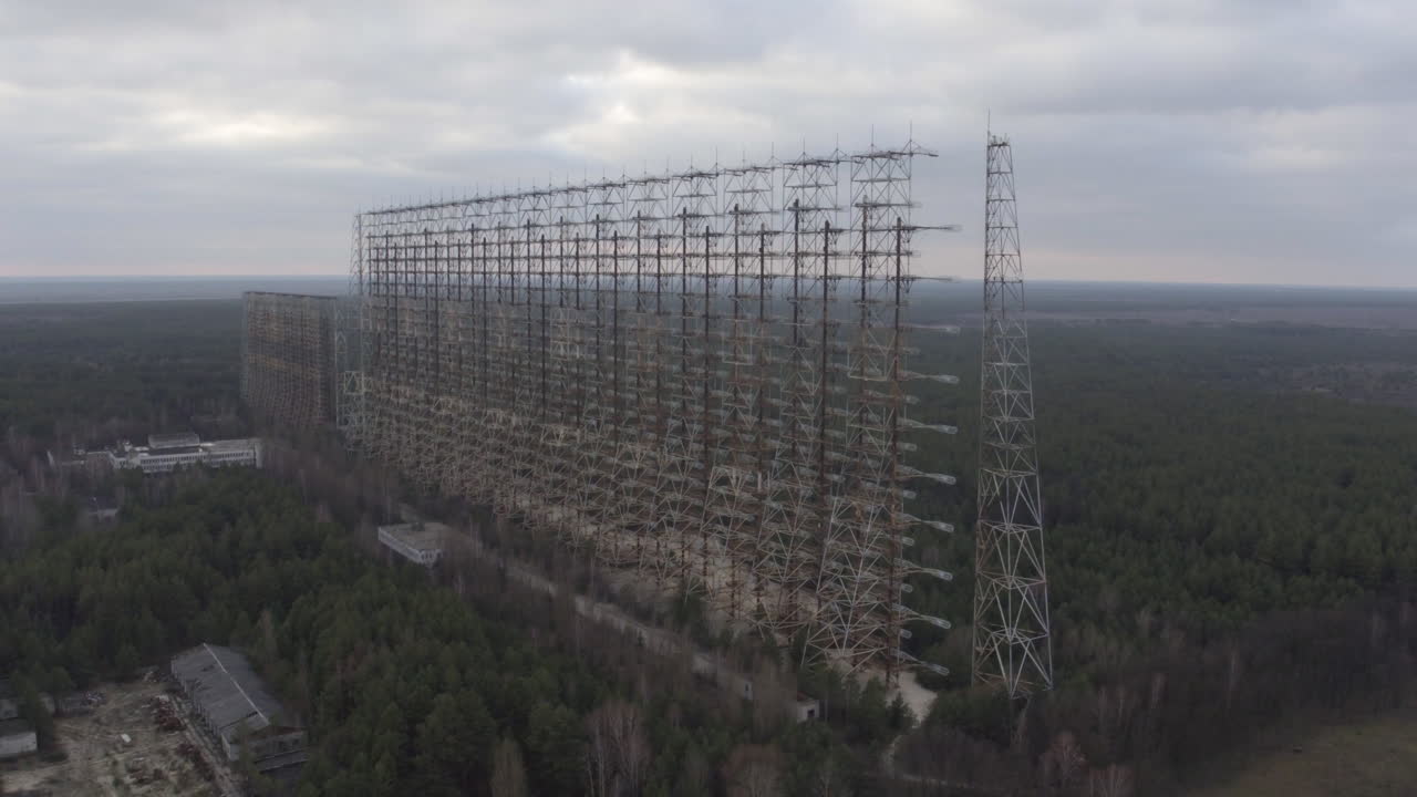 Luftaufnahme des massiven Duga-Radarsystems, ein Relikt des Kalten Krieges, nahe Tschernobyl, Ukraine.