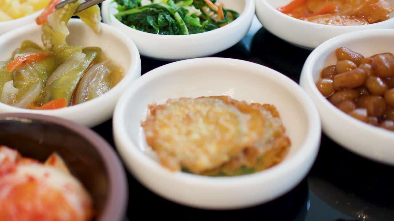 提供されている様々な韓国のパンチャン（おかず）のクローズアップ