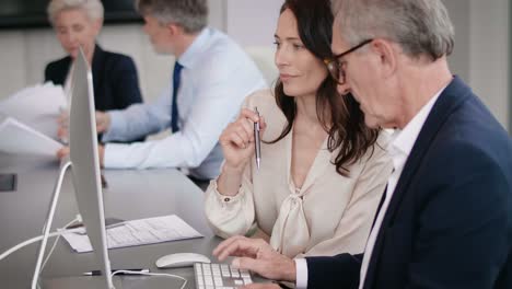 pareja de negocios trabajando en la computadora