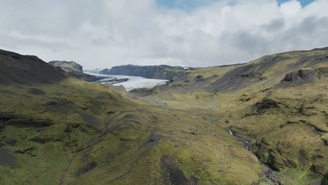 paisaje de montaña verde con glaciar de salida solheimajokull en el fondo en islandia