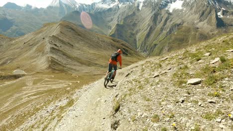 ciclismo de montaña en un hermoso sendero único con una vista impresionante a través de grandes montañas cubiertas de nieve