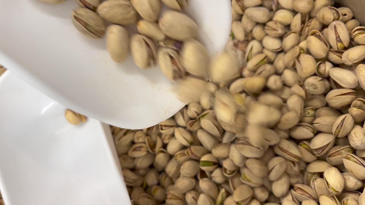 pistachos a granel con pala vistos verticalmente