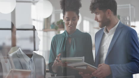 Hermosa-Mujer-De-Negocios-De-Raza-Mixta-Reunión-De-Gerente-Con-Equipo-Corporativo-Discutiendo-Proyectos-Compartiendo-Ideas-Creativas-Disfrutando-Del-Trabajo-En-Equipo-En-El-Espacio-De-Trabajo-De-Oficina