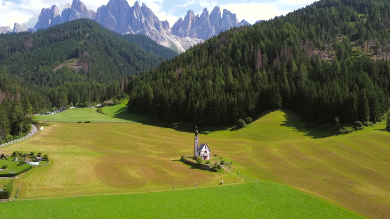 Chiesa di Santa Maddalena con le Odle in Val di Funes, Dolomiti, Italia