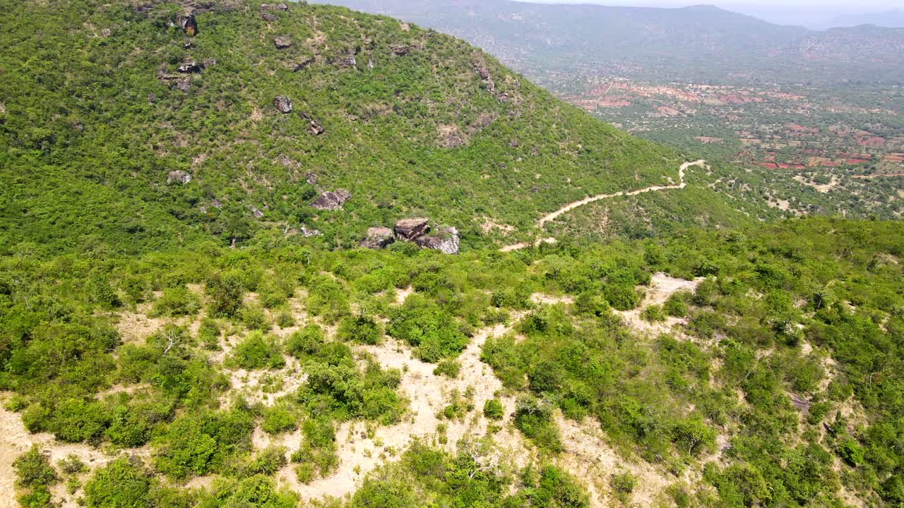drone view of west pokot, north rift -kenia -:temporada de lluvia verde en las partes secas del norte de kenia