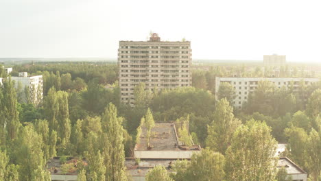 在切爾諾貝爾禁區的被遺棄的普里皮亞特幽靈城 (pripyat ghost town) 飛行