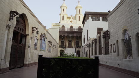 patio de la iglesia colgante el cairo egipto con arbusto verde en primer plano