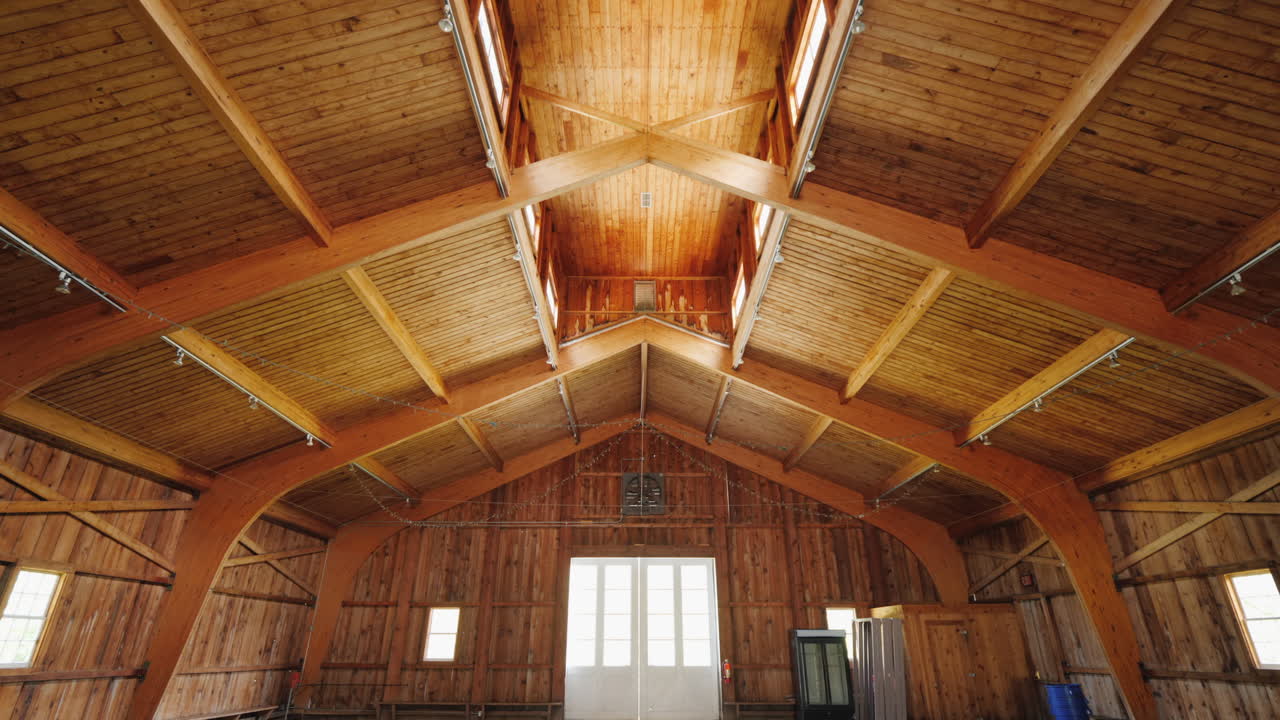 antiguo granero de madera vista interior