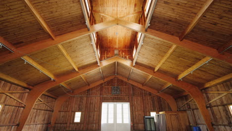 Viejo-Granero-De-Madera-Vista-Interior