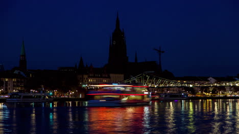 Torre-De-La-Iglesia-Del-Horizonte-De-Frankfurt-En-La-Noche