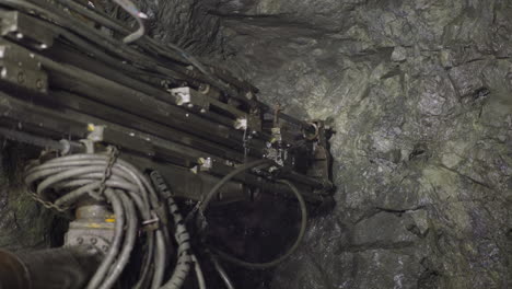 equipo profesional perfora agujeros en las rocas de la mina de mineral