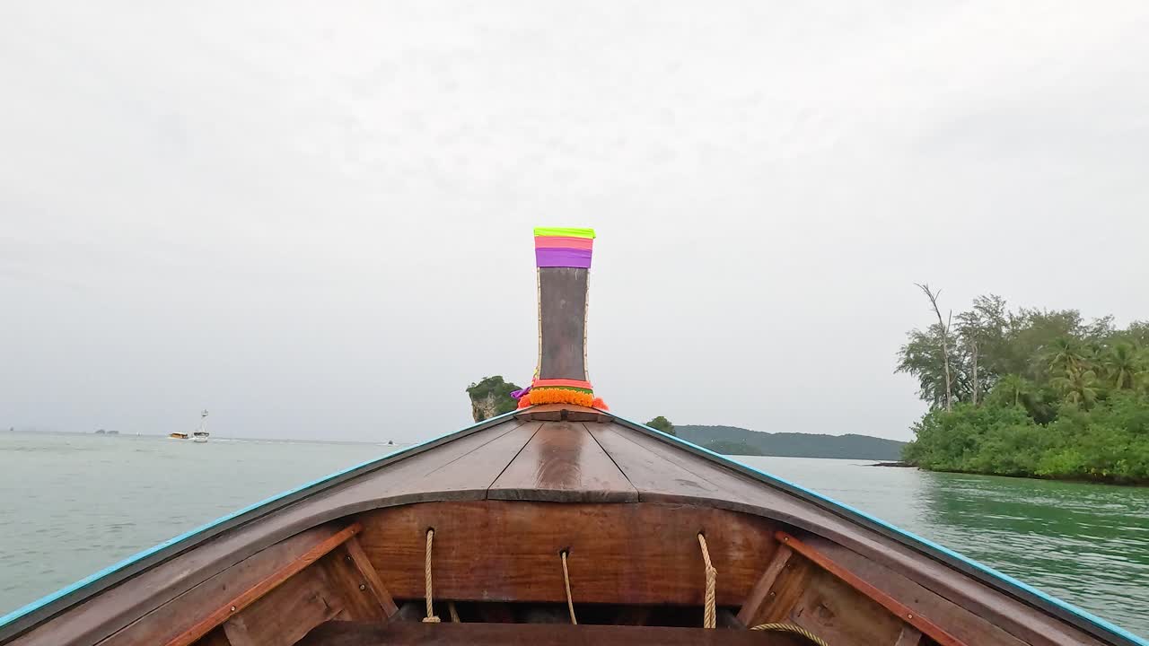 배는 경치 좋은 바다와 섬을 여행합니다.