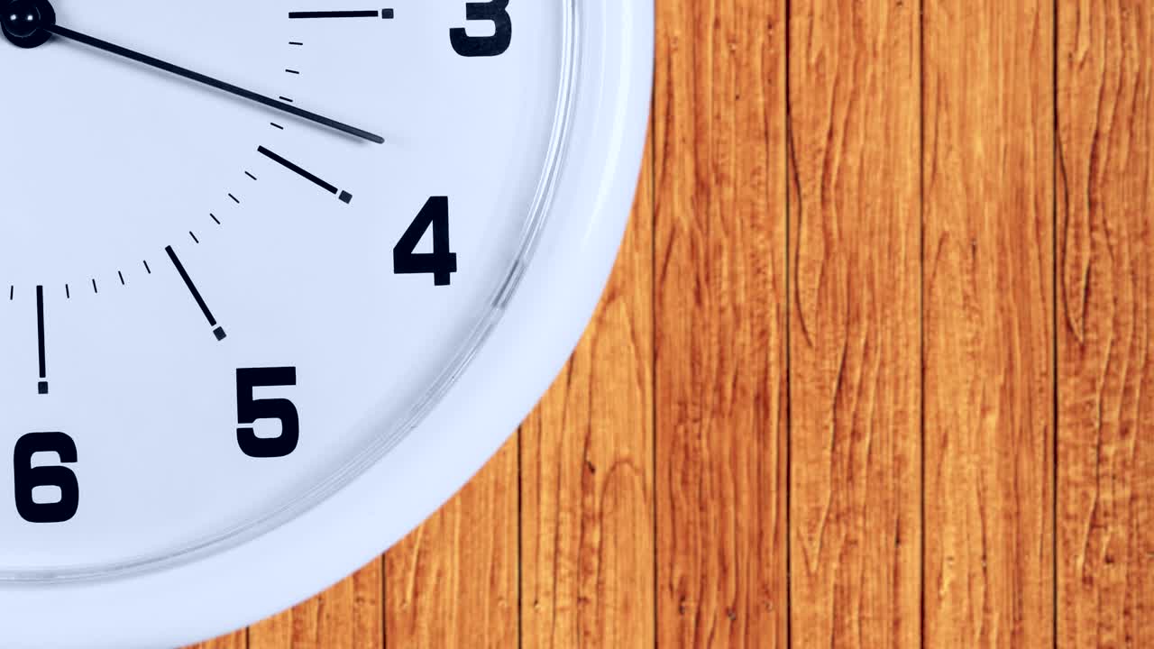 imágenes de video de un reloj de pared con números y una flecha en el fondo de madera