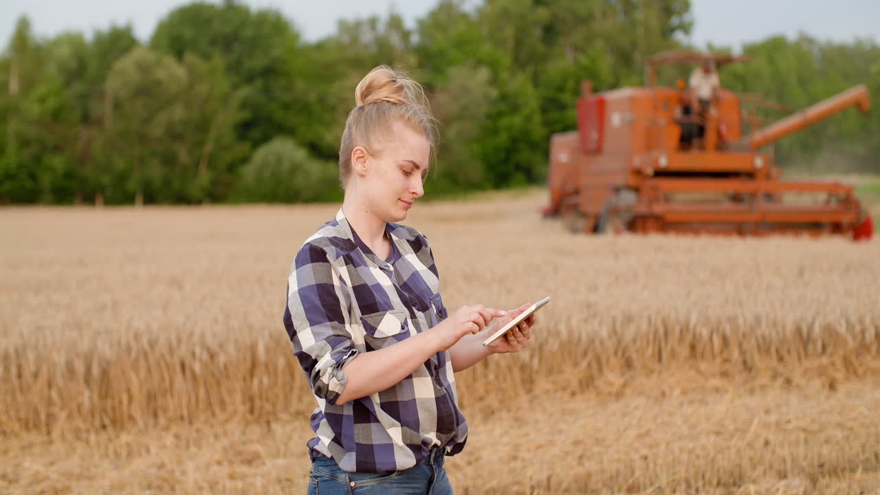 agricultora agrícola usando tableta digital en la cosecha