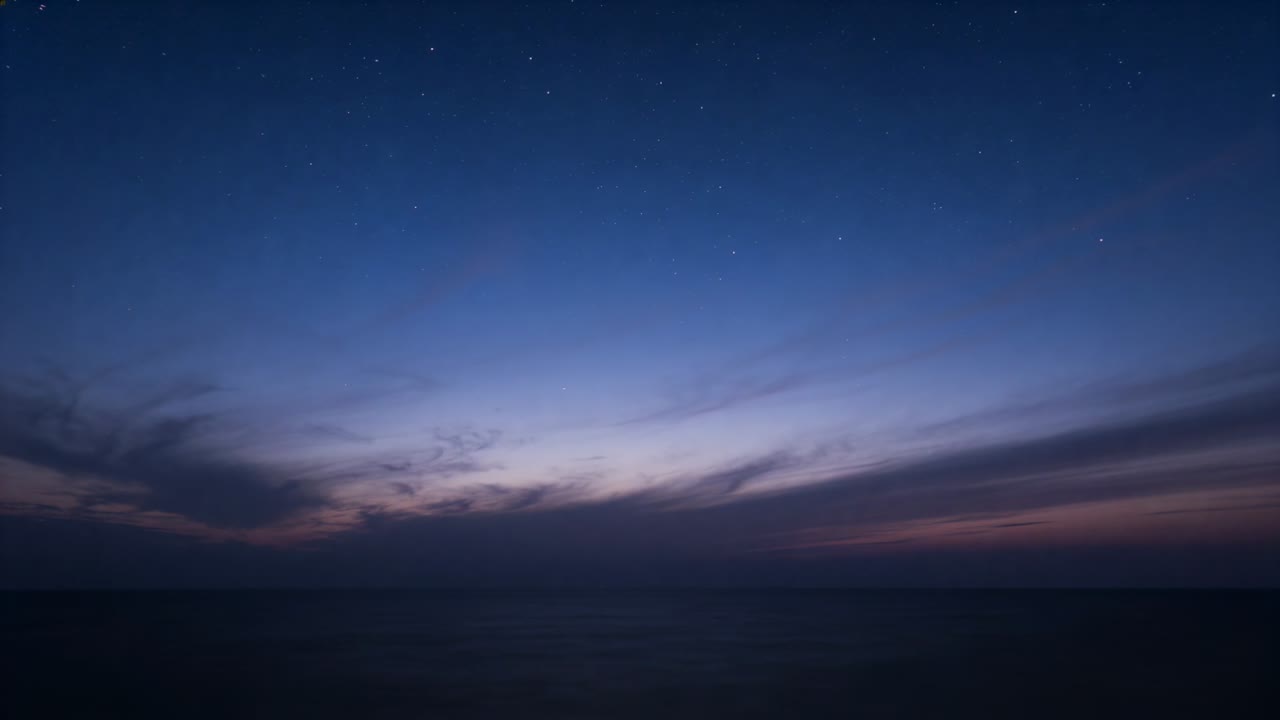 Falmende himmel- og horisontlinje som blir dypere mot natten over åpent hav, med skumringsglød og stjerner.