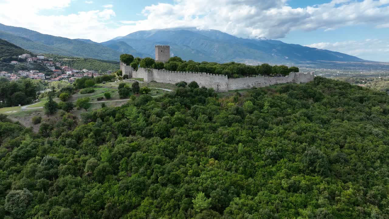 Katerini, Platamonas, Yunanistan'da, ormanlık dağların çevresindeki Platamon Kalesi'nin havadan manzara görünümü.