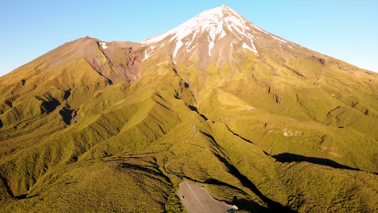 el impresionante paisaje del majestuoso volcán taranaki durante la hora dorada en nueva zelanda - aéreo