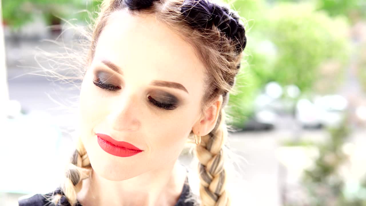 retrato de una mujer hermosa en un vestido con colas largas