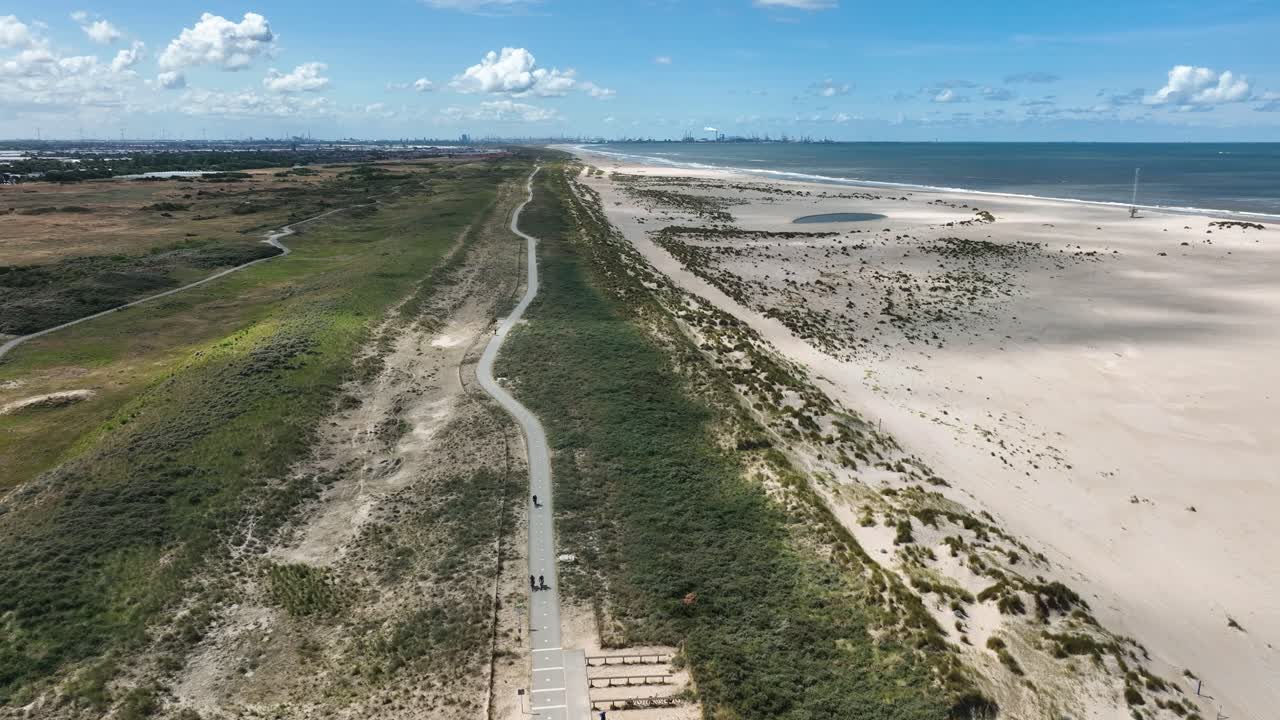 vuelo a lo largo de las exuberantes y verdes dunas de kijkduin y la playa artificial de zandmotor