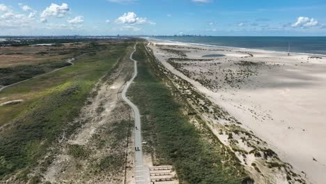 Flug-Entlang-Der-üppigen-Grünen-Kijkduin-Dünen-Und-Des-Künstlichen-Sandstrandes